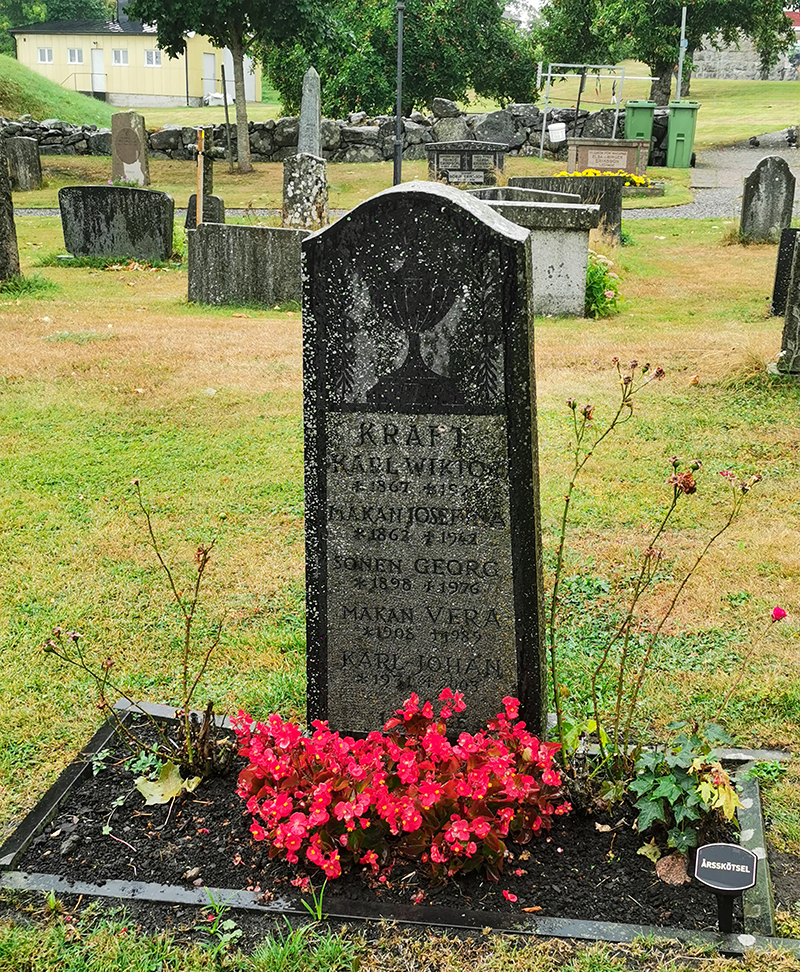 karingrsta_kyrka_karl_viktor_kraft_med_familj.jpg